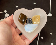 Load image into Gallery viewer, Gemini Crystal Box, Gemini Crystal Set, Gift for Gemini, Gemini Crystals, Gemini Box with Crystals, Gemini Birthstones, Gemini Stones