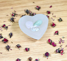 Load image into Gallery viewer, Self Love Crystals Set, Raw Love Crystals, Crystals Kit for Love, Manifesting Love Crystals Gift Box, Attract Love Crystal Set